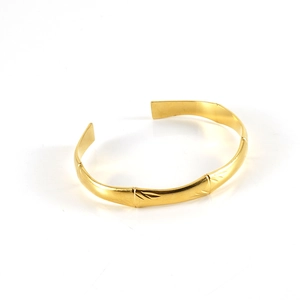 Gros plan détaillé du bracelet jonc doré ajustable avec design en nœuds de bambou