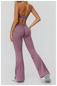 Dettaglio del set yoga con leggings a zampa e vita incrociata in viola polvere