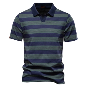 Vue détaillée de la texture en maille piquée et du col en V rayé sur un polo pour homme