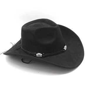 Détail d'un chapeau de cowboy noir en suédine avec perles marguerites et ruban tressé