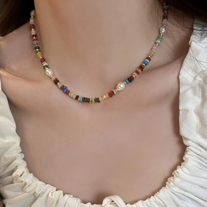 Collier ras du cou en perles d'eau douce colorées avec perles en acier plaqué or