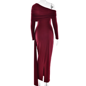 Vue détaillée d'une robe maxi bordeaux à une épaule montrant la fente arrière