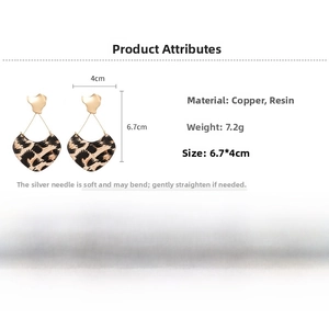 Détails des boucles d'oreilles cœur léopard en résine avec dimensions 6,7x4cm et matière