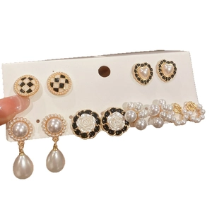 Set di orecchini a perla con camelia vintage e motivo a scacchi per donna