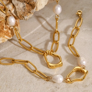 Elegant 18k gold plated stainless steel necklace with baroque pearl and irregular pendant