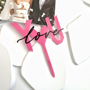 Dettaglio del cake topper Love You in acrilico rosa e nero con doppio cuore per San Valentino