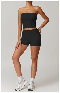 Vue détaillée d'un ensemble de yoga noir sans couture avec haut court et short taille haute
