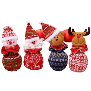 Lot de 4 sacs cadeaux de Noël tricotés avec Père Noël, bonhomme de neige et renne