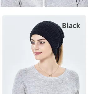 Detail der schwarzen Beanie-Mütze mit Wellenstrickmuster und Öffnung für Pferdeschwanz
