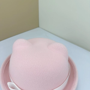 Draufsicht auf einen rosa Filzhut für JK-Uniformen mit niedlichen Katzenohren-Details.