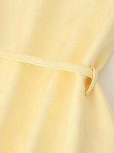 Vue macro détaillée du passant de ceinture jaune et de la texture du tissu