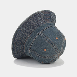 Bob rétro en denim bleu foncé avec des coutures orange contrastées et un design à bord large