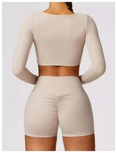 Détail du short de yoga taille haute avec effet push-up fessier et crop top à manches longues