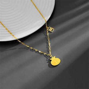 Collier élégant en titane doré avec pendentif sac de fortune et motif caractère Fu
