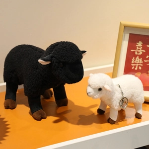 Ensemble de peluches agneau noir et blanc en laine douce avec porte-clés en métal
