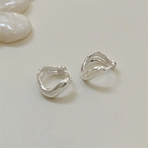 Vue détaillée de créoles en argent sterling S925 avec une texture de lave ondulée