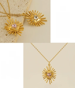 Détail du collier cœur soleil plaqué or avec zircon rose en acier inoxydable sans plomb