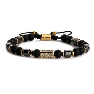 Herren Armband aus schwarzen matten Steinperlen mit goldenen Zirkonia-Abstandshaltern