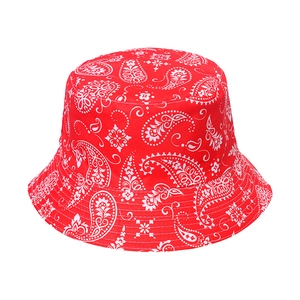Cappello da pescatore rosso con stampa paisley in twill di cotone e cima piatta