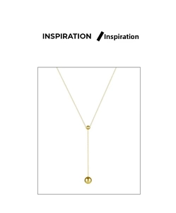 Detail einer minimalistischen goldenen Y-Halskette mit polierten Perlen und Gliederkette