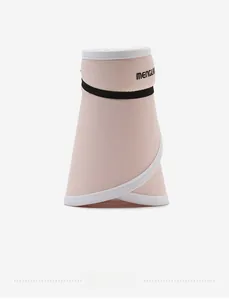 Dettaglio cappello parasole rosa pieghevole con fascia elastica e logo sul lato tesa