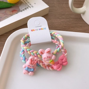 Détail d'élastiques tressés avec figurines de lapin rose et cordes élastiques colorées