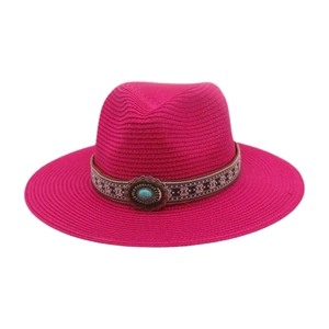 Détail d'un chapeau en paille fuchsia avec ruban bohème et décoration de turquoise