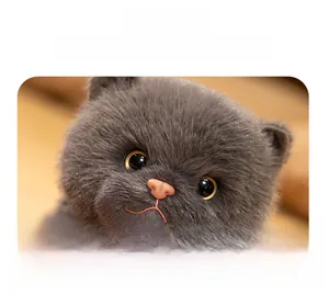 Primer plano de cabeza de gato de peluche gris con pelo suave y cara de diseño detallado