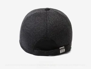 Vue détaillée de l'arrière d'une casquette d'hiver avec texture et boucle en métal