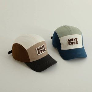Παιδικό καπέλο 5-panel με χρωματική αντίθεση, κέντημα Whatever και ρυθμιζόμενο λουρί
