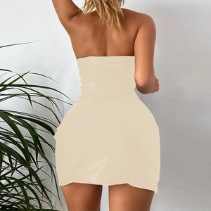 Rückansicht eines beige trägerlosen figurbetonten Kleides an einem Modell vor Wand