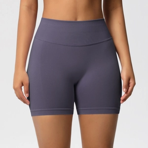 Gros plan sur la taille haute côtelée du short de fitness sans couture pour femme