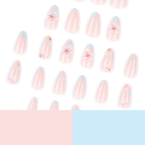 Faux ongles amande courts avec fleurs 3D roses et dégradés bleu clair doux