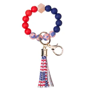 Dettaglio del bracciale con perline in silicone bandiera USA con nappa in PU e portachiavi