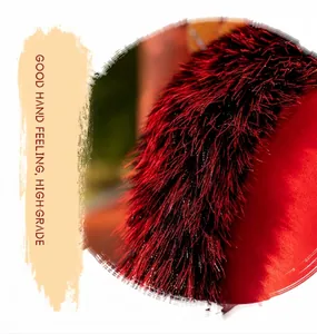 Detail van zacht rood en zwart bont op de pluche mascotte voor het jaar van het paard