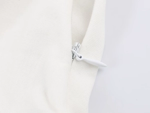 Détail du tissu denim blanc avec fermeture éclair invisible et surpiqûres contrastées