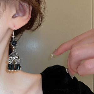 Orecchini etnici vintage color argento antico con nappe di cristallo nero e stile boho