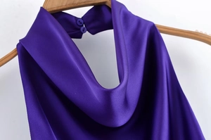 Detail des lila Satintops mit Neckholder, glatter Textur und Knopf am Halsausschnitt