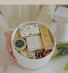 Squisita confezione regalo con cera profumata alla camelia, saponi e tè in foglie