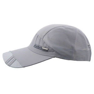Détail du panneau en maille grise respirante et du logo SPORTS sur la casquette