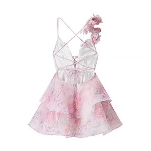 Detail van roze bloemen organza jurk met ruches en vetersluiting op de rug