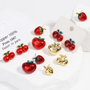 Boucles d'oreilles tendance fraise cerise et pomme en cuivre et émail rouge brillant