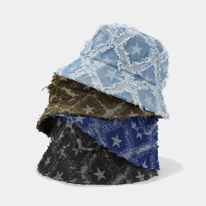 Détail de bobs en jean empilés avec motifs étoiles et bords effilochés en quatre coloris