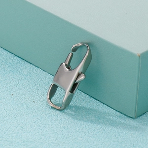 Gros plan sur le fermoir mousqueton en acier inoxydable argenté poli pour bijoux DIY