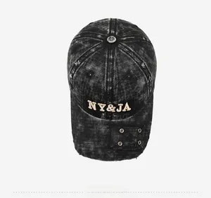 Détail de casquette vintage noire avec broderie NY dorée et œillets métalliques de style