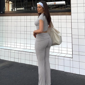 Dettaglio del set grigio due pezzi con crop T-shirt slim e pantaloni a zampa a vita alta