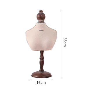 Présentoir à bijoux vintage avec buste en tissu rose et base en bois pour colliers