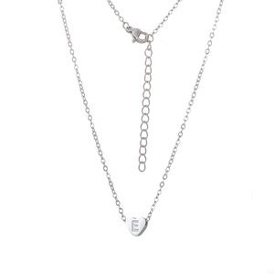 Détail du pendentif en forme de cœur avec lettre E et fermoir mousqueton ajustable