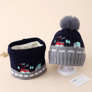 Détail d'un ensemble bonnet et écharpe en tricot marine avec doublure polaire