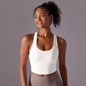 Vue de face du soutien-gorge de sport blanc sans couture avec larges bretelles